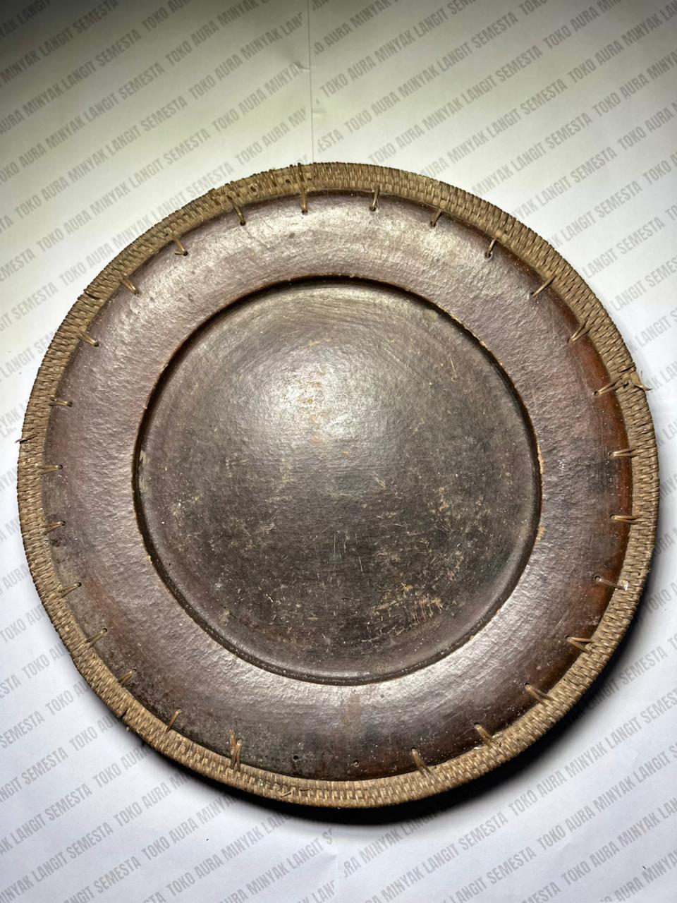 Piring Logam Kuno Tradisional - Artefak Kolektor Bersejarah